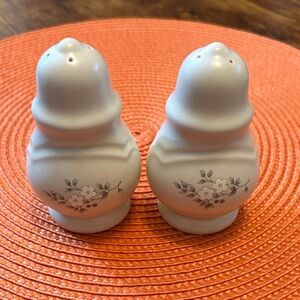 Vintage Pfaltzgraff Heirloom Salt and Pepper Shakers